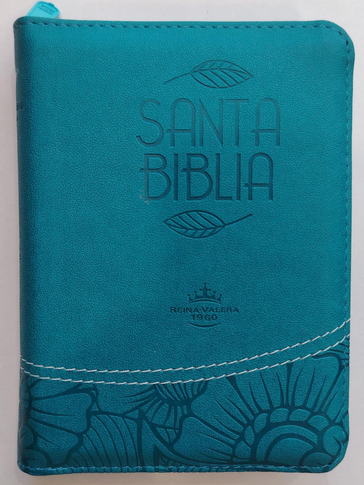 Santa Biblia Reina-Valera 1960 / Tapa Flexible Turquesa con Cierre, Costuras Blancas y Grabado Floral Inferio