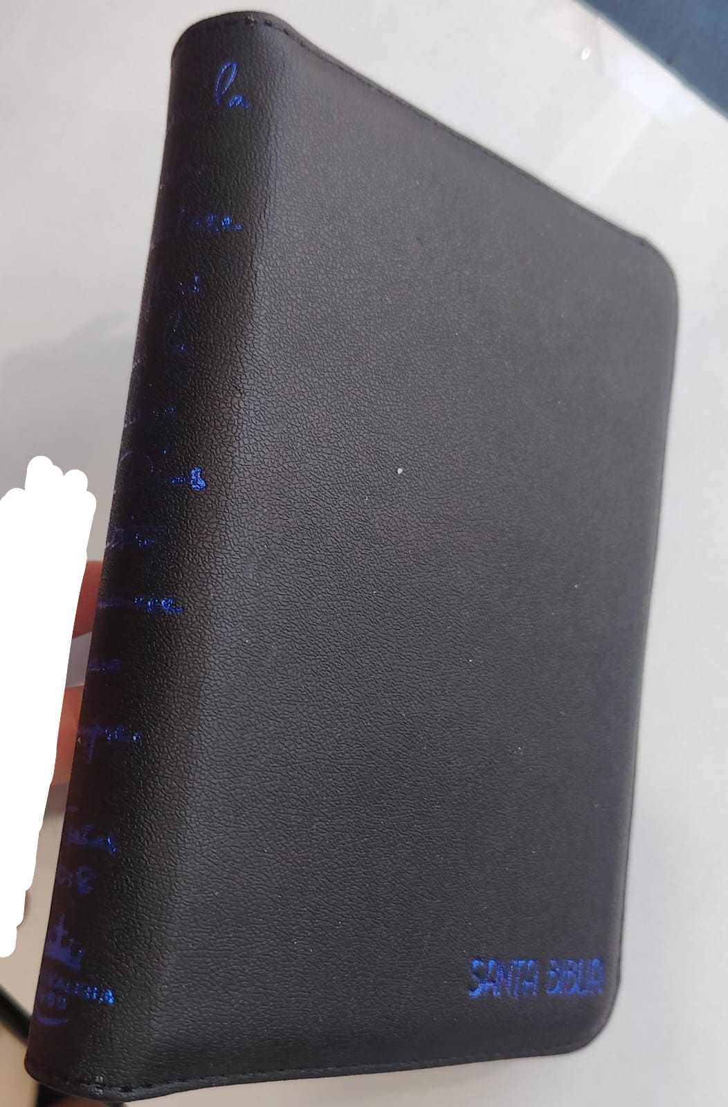 SANTA BIBLIA REINA VALERA 1960 COLOR NEGRO CON LETRAS AZULES EN EL COSTADO, CIERRE E INDICE - TAMAÑO PEQUEÑO 11PT