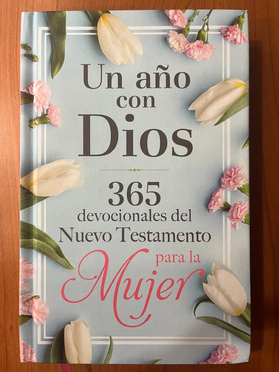 UN AÑO CON DIOS / 365 DEVOCIONALES DEL NUEVO TESTAMENTO PARA LA MUJER