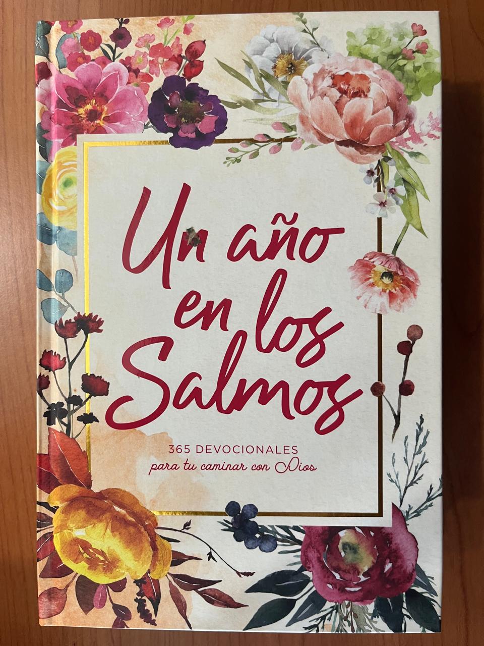UN AÑO EN LOS SALMOS / 365 DEVOCIONALES PARA TU CAMINAR CON DIOS