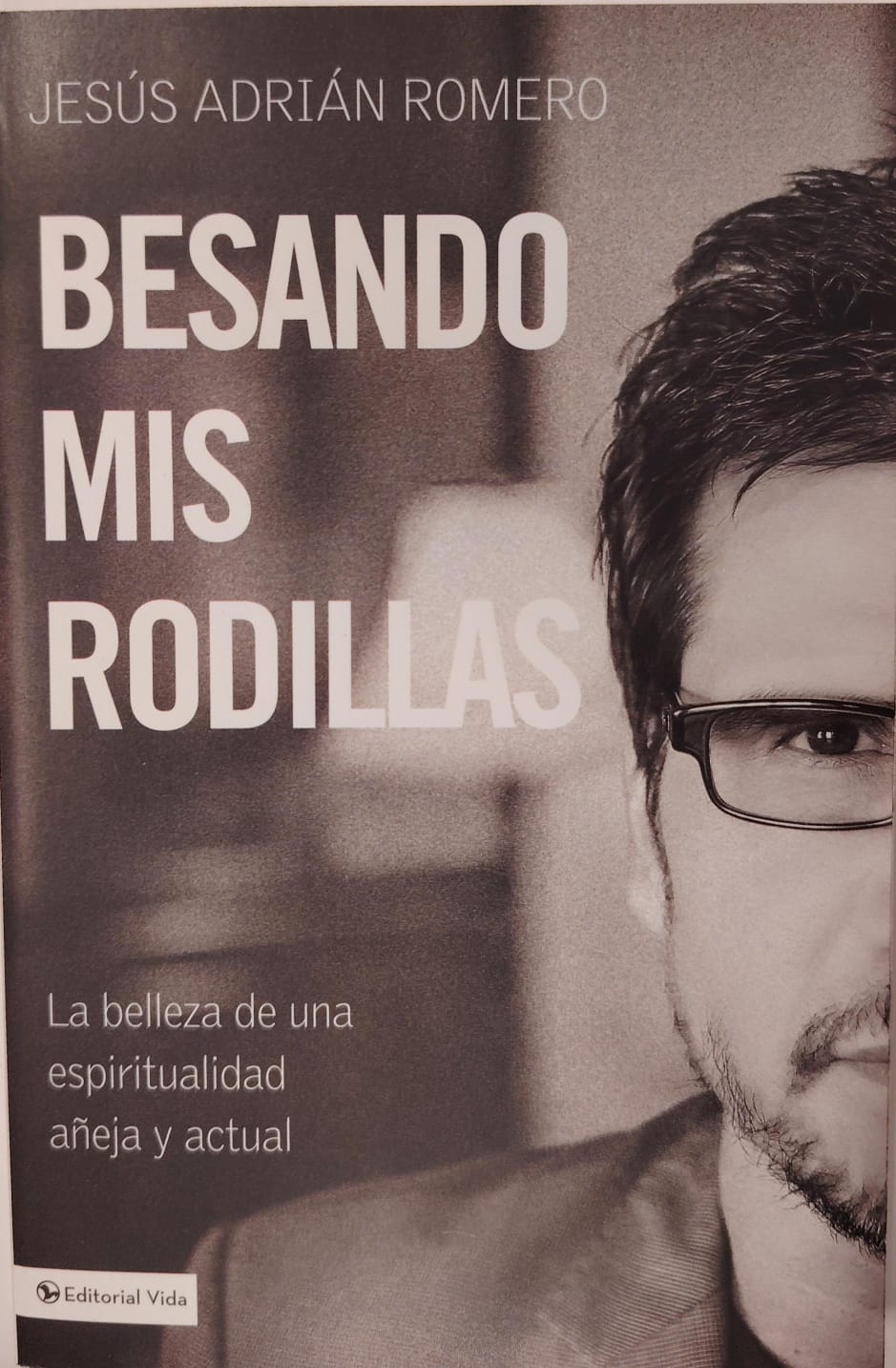 BESANDO MIS RODILLAS