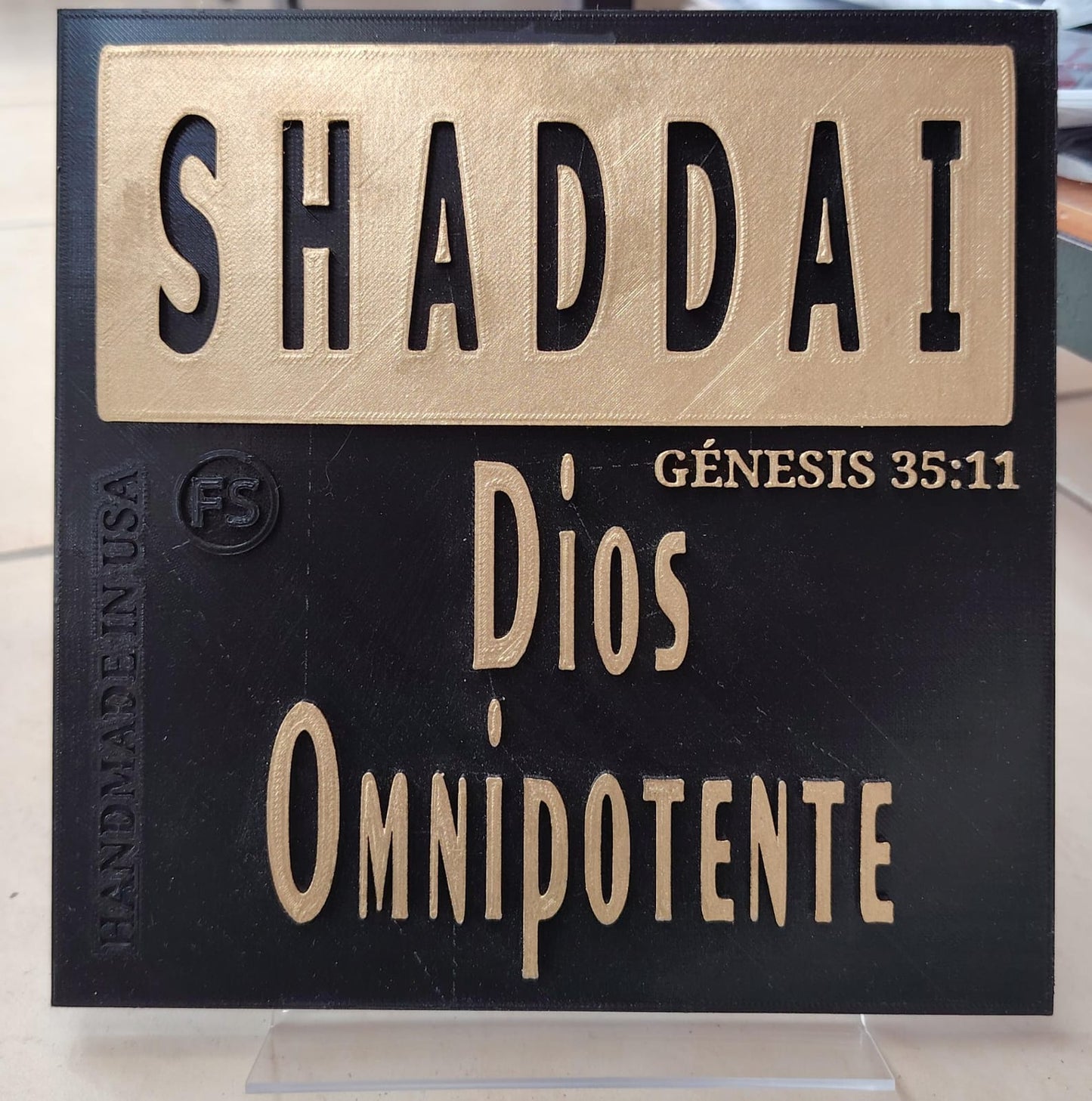 CUADRO DE MADERA NEGRO CON DORADO - GENESIS 35:11 DIOS OMNIPOTENTE