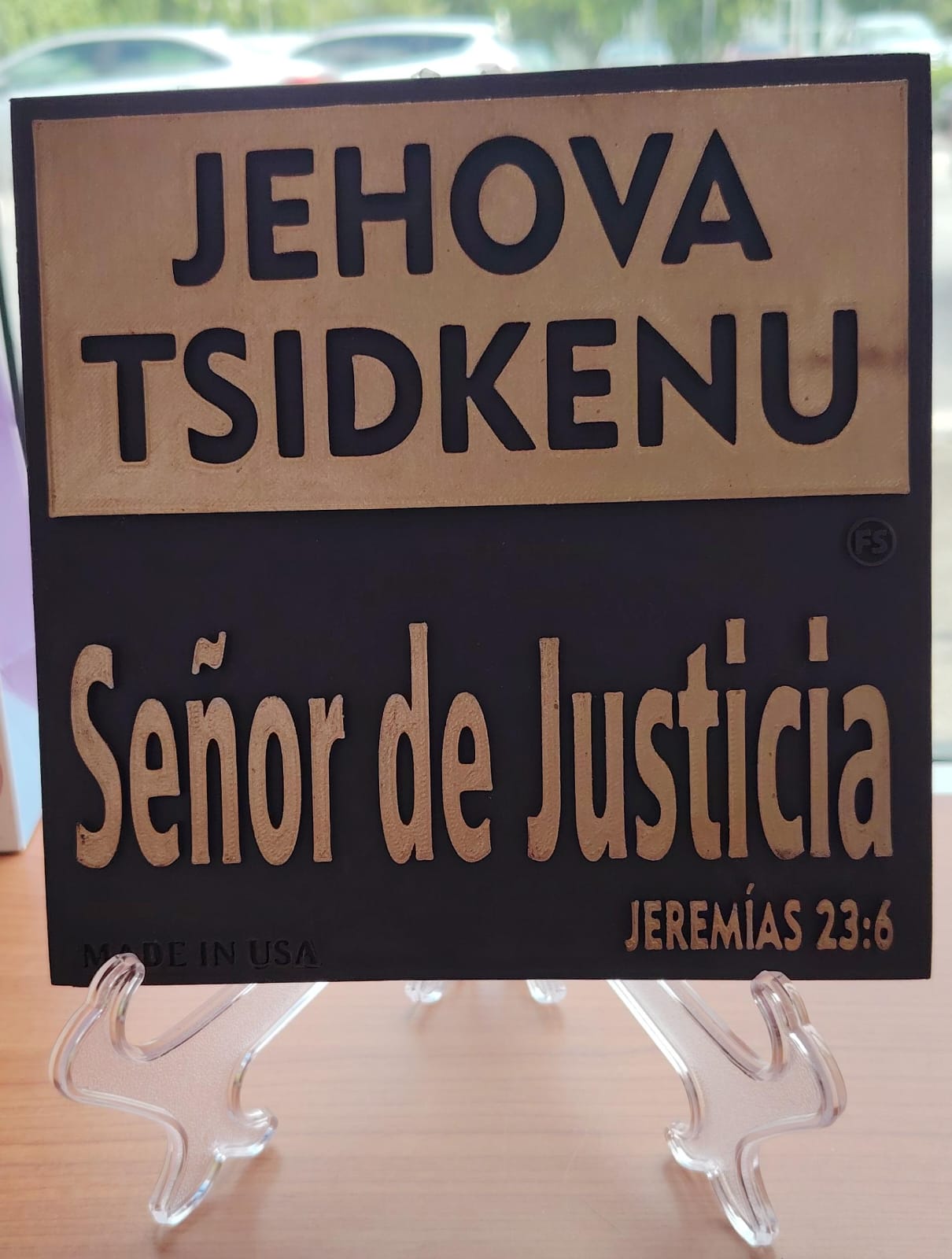 CUADRO DE MADERA NEGRO CON DORADO - JEREMIAS 23:6 SENOR DE JUSTICIA