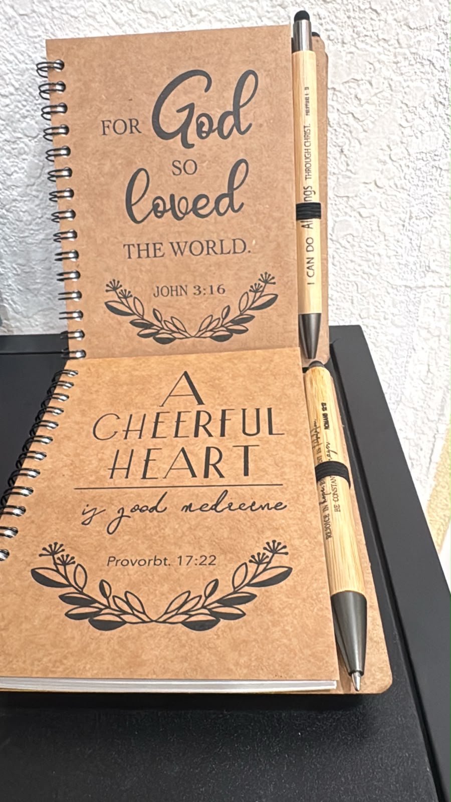 LIBRETA FOR GOD SO LOVED CON ESFERO