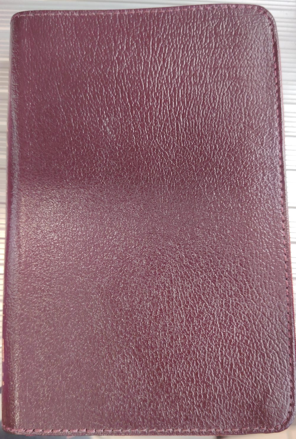 SANTA BIBLIA EDICION ESPECIAL REINA VALERA 1960 COLOR ROJO OSCURO PIEL CON CIERRE DE CREMALLERA SIN INDICE Y SIN CAJA
