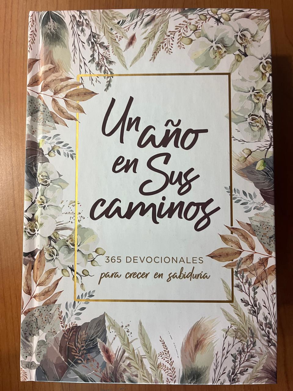 UN AÑO EN SUS CAMINOS / 365 DEVOCIONALES PARA CRECER EN SABIDURIA