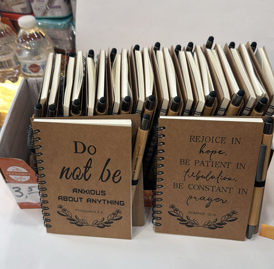 LIBRETA DE ESPIRAL PEQUENA COLOR CAFÉ CON ESFERO