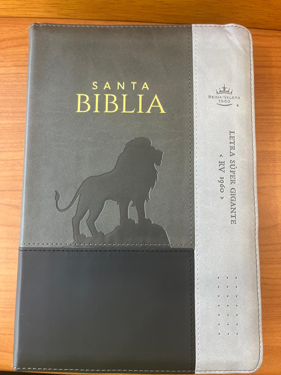 SANTA BIBLIA LETRA SUPER GIGANTE 19 PT/MED ZIPER / TRI COLOR / LEON