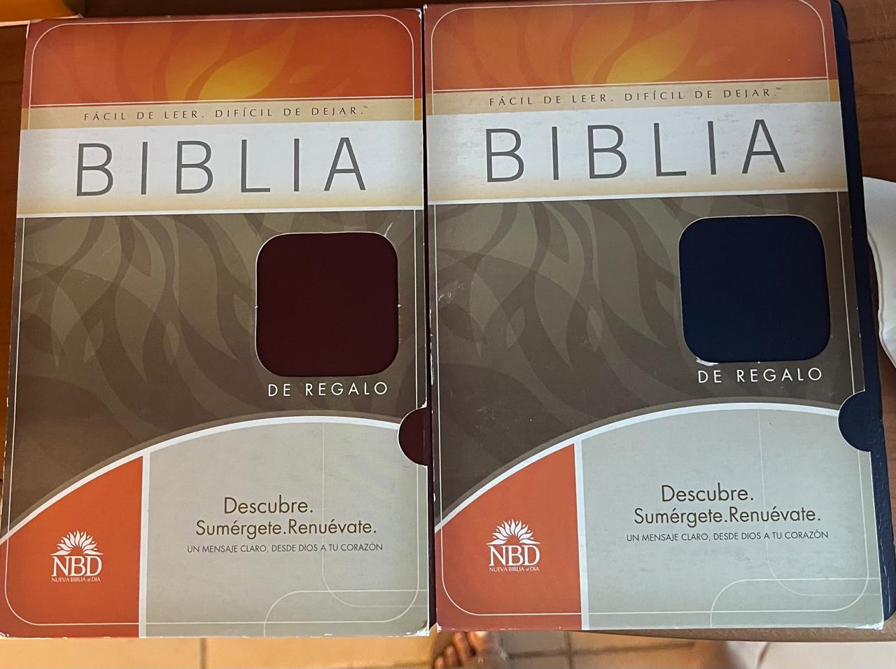 BIBLIA DE REGALO COLOR AZUL Y VINO PASTA FLEXIBLE