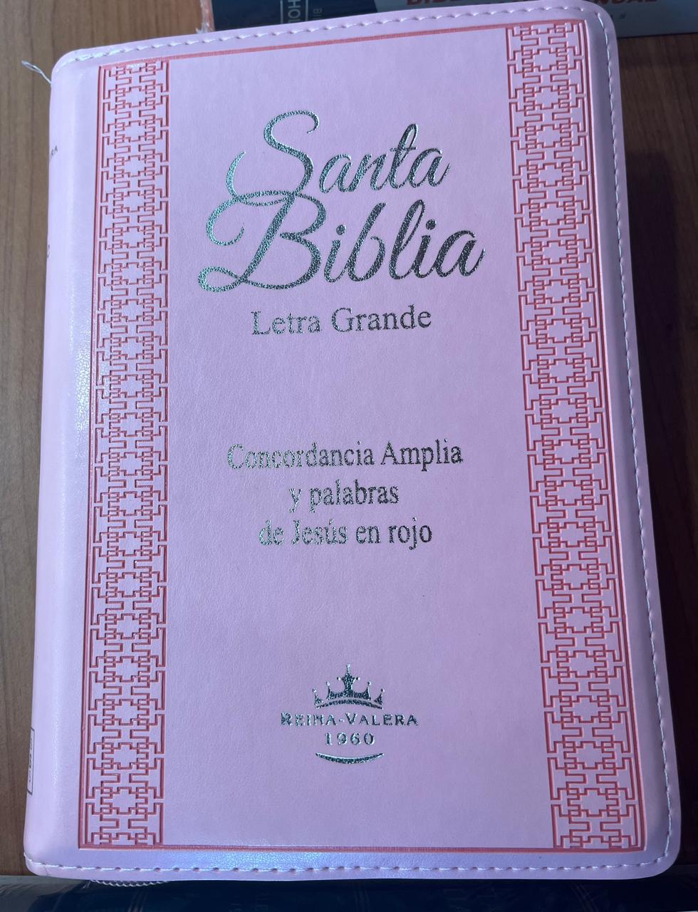 SANTA BIBLIA LETRA GRANDE / COLOR ROSA LABRADA / FILO PLATEADO CON INDICE